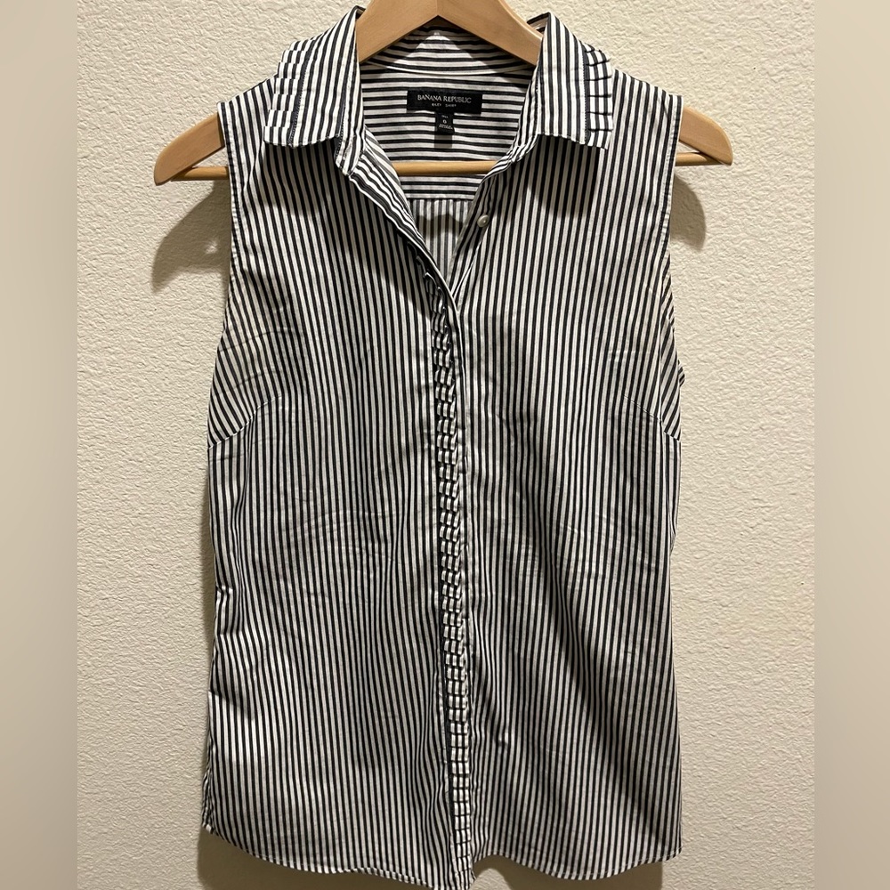BANANA REPUBLIC RILEY SLEEVELESS
DETAILED BUTTON DOWN | Size 8 |
